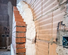 muro con schiuma isofor tra le pareti